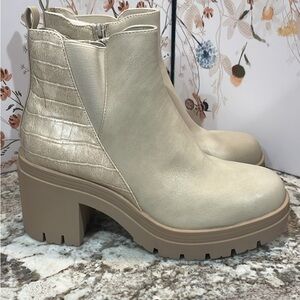 NIB Women’s Size 8M Sun & Stone Veronika Ecru Crocodile Lug Sole Platform Boots